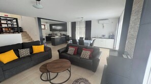Villa, 3 Bedrooms, Private Pool | Living room | Books - Charming 3-bedroom Villa With Private Pool in Óbidos (Obidos)
