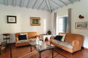 A living room with two sofas, a coffee table, and a bookshelf. - CABRA - Bear House (Setúbal)