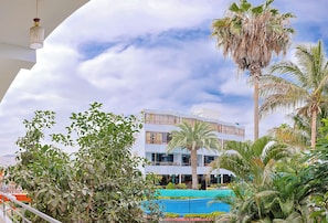 A hotel with a pool, palm trees, and a clear sky. - Las Poncianas Hotel Casma (Casma)