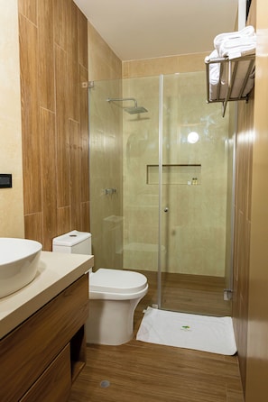 Shower, towels, soap, toilet paper - Las Poncianas Hotel Casma (Casma)