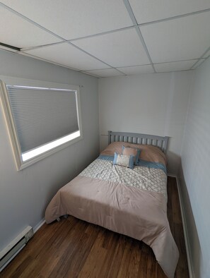 Tabla de planchar con plancha, wifi y ropa de cama 