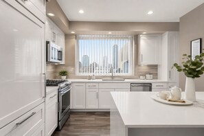 Classic Room | Private kitchen - The Velvet Key Hotel (Toronto)