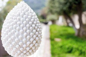 Un gros plan d’un objet sphérique à la surface texturée.