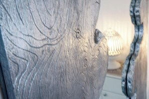 A textured wall with a carved design, a lamp, and a partially visible white cabinet. - Belvedere Apartment - Breathtaking sea view with terrace in Nerano (Nerano)