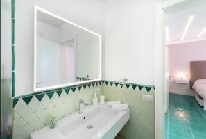 Douche, sèche-cheveux, bidet, serviettes fournies
