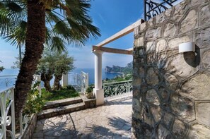 A stone pathway leading to a white pergola with a view of the sea. - Incanto Apartment - Dream sea view with terrace and garden in Nerano (Nerano)