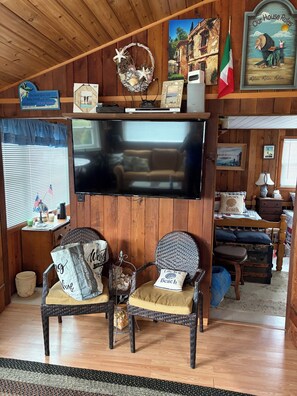 Interior - Cozy WATERFRONT Steps to Beach 2 bedroom cottage in serene Hampton Bays with AC (Hampton Bays)