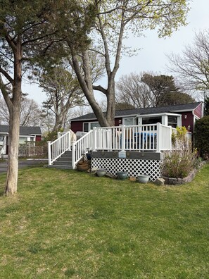 Exterior - Cozy WATERFRONT Steps to Beach 2 bedroom cottage in serene Hampton Bays with AC (Hampton Bays)