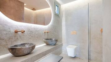Shower, towels, shampoo