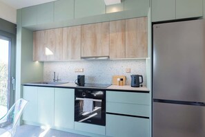 Fridge, oven, stovetop, dishwasher - Assini Estate - Poolside & Seaview Koroni Retreat (Koroni)