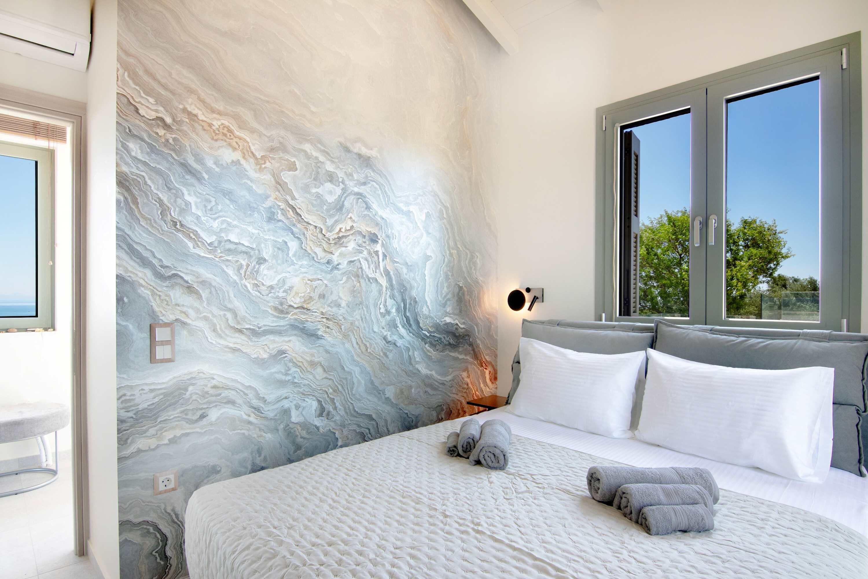 Travel crib, WiFi, bed sheets