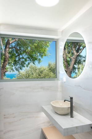 Shower, hair dryer, towels, shampoo - Assini Estate - Pet Friendly Studio with Pool (Koroni)