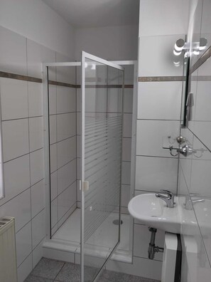 Shower, hair dryer, toilet paper - Vacation home at the foot of Himmerod Abbey in the Vulkaneifel nature reserve (Großlittgen)