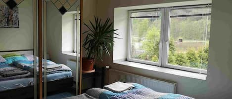 Iron/ironing board, Internet, bed sheets