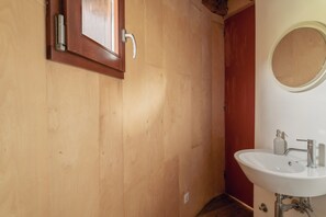 Sèche-cheveux, serviettes fournies, savon, papier toilette
