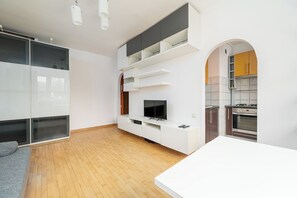 Studio Suite | Living area | Smart TV - RentPlanet - Studio Anielewicza (Warszawa)