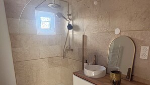 A bathroom with a shower, a sink, a mirror, and a toilet. - Village house in a small hamlet in the heart of the Petite Camargue (Vauvert)