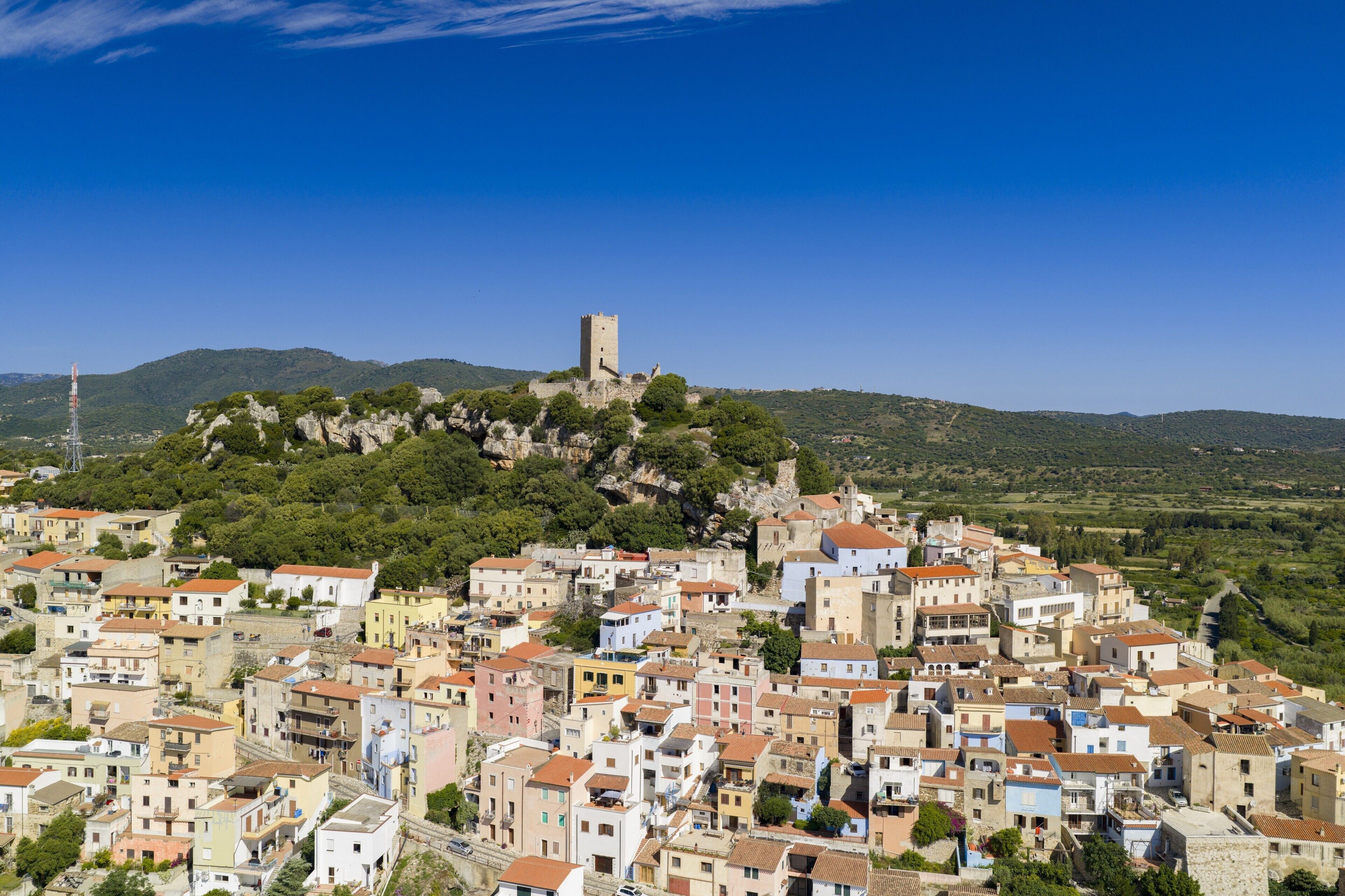 Una città con architettura storica, un'imponente torre su una collina e un fitto gruppo di edifici.