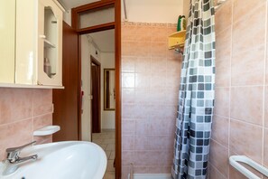 Dusche, Haartrockner, Handtücher