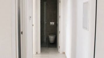 Haartrockner, Handtücher, Seife, Toilettenpapier