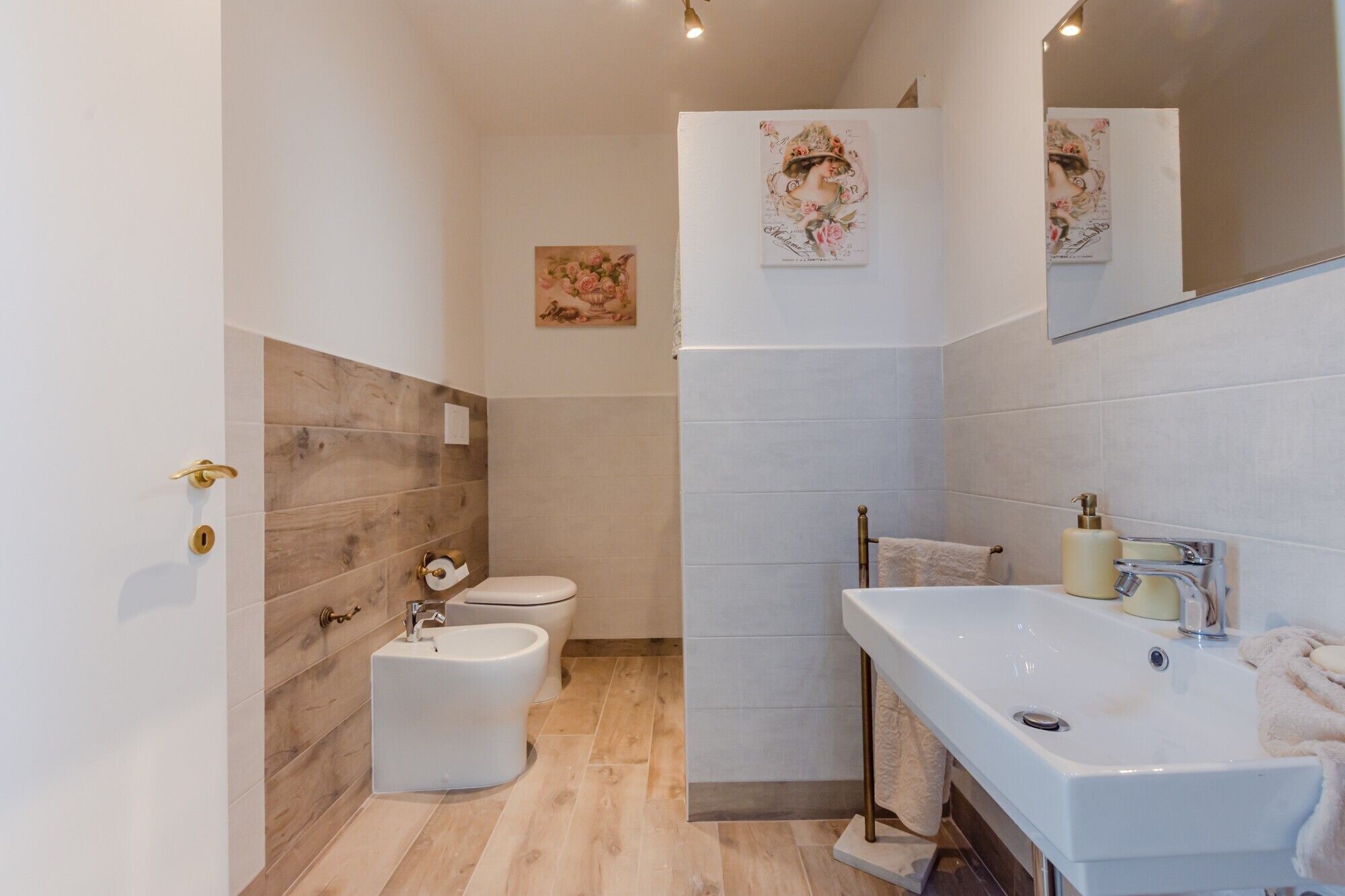 Een douche, een haardroger, handdoeken