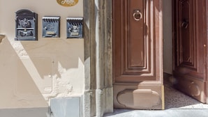 A building entrance with a brown door, a mailbox, and a sign that reads 'Maison Mami.' - Le Case di Sonia Maison Mami' (Fucecchio)
