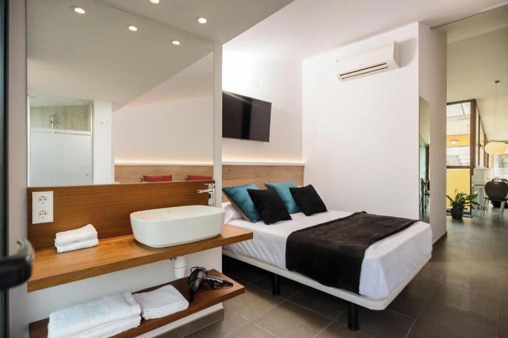 1 dormitorio, tabla de planchar con plancha, cuna de viaje y wifi