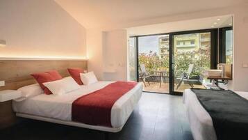 Tabla de planchar con plancha, wifi, ropa de cama