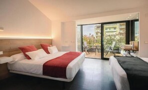 Tabla de planchar con plancha, wifi y ropa de cama 
