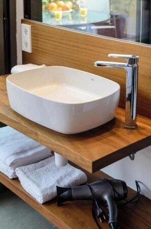 Shower, hair dryer, towels, soap - Vrbo Property (Figueres)