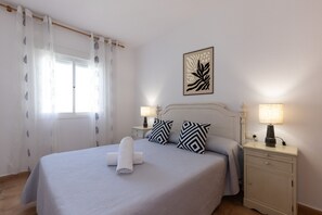 Iron/ironing board, free WiFi, bed sheets