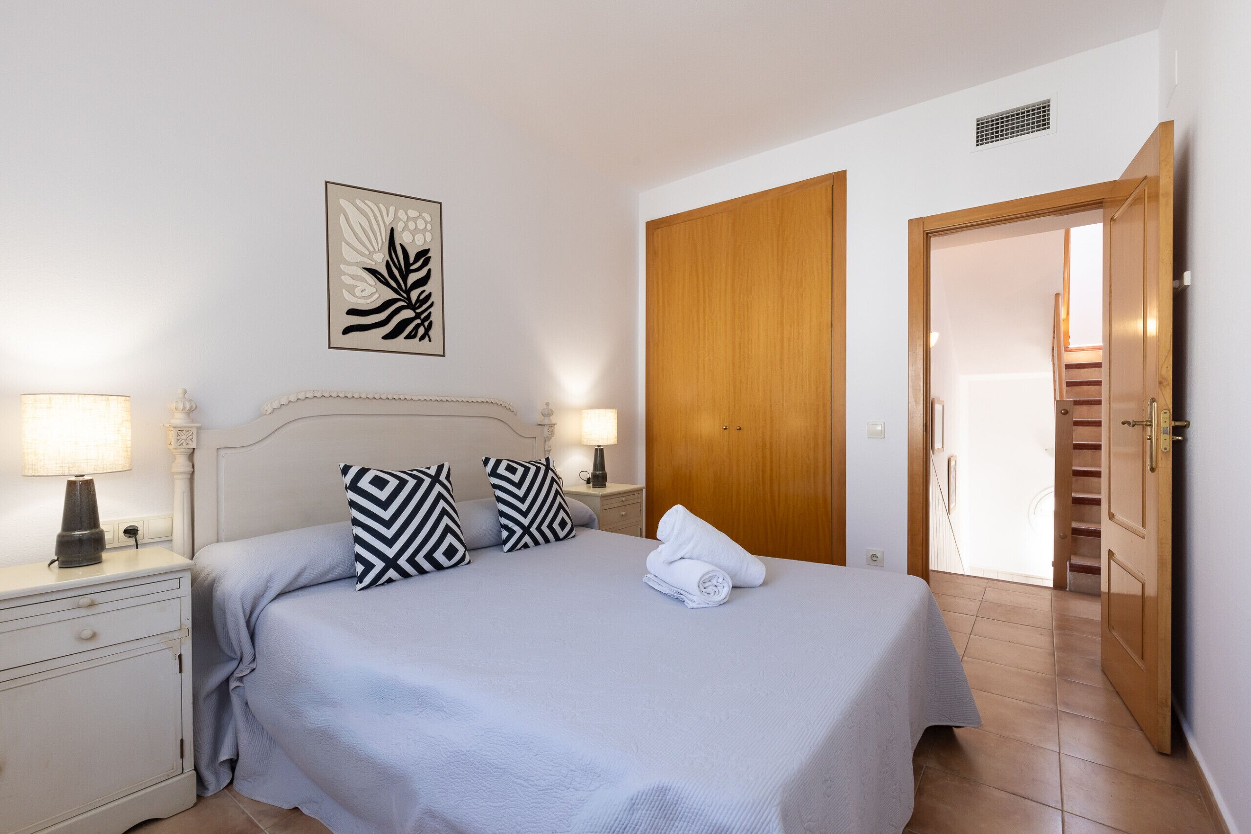 Tabla de planchar con plancha, wifi gratis, ropa de cama