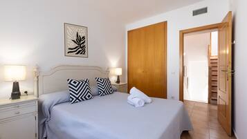 Tabla de planchar con plancha, wifi gratis, ropa de cama