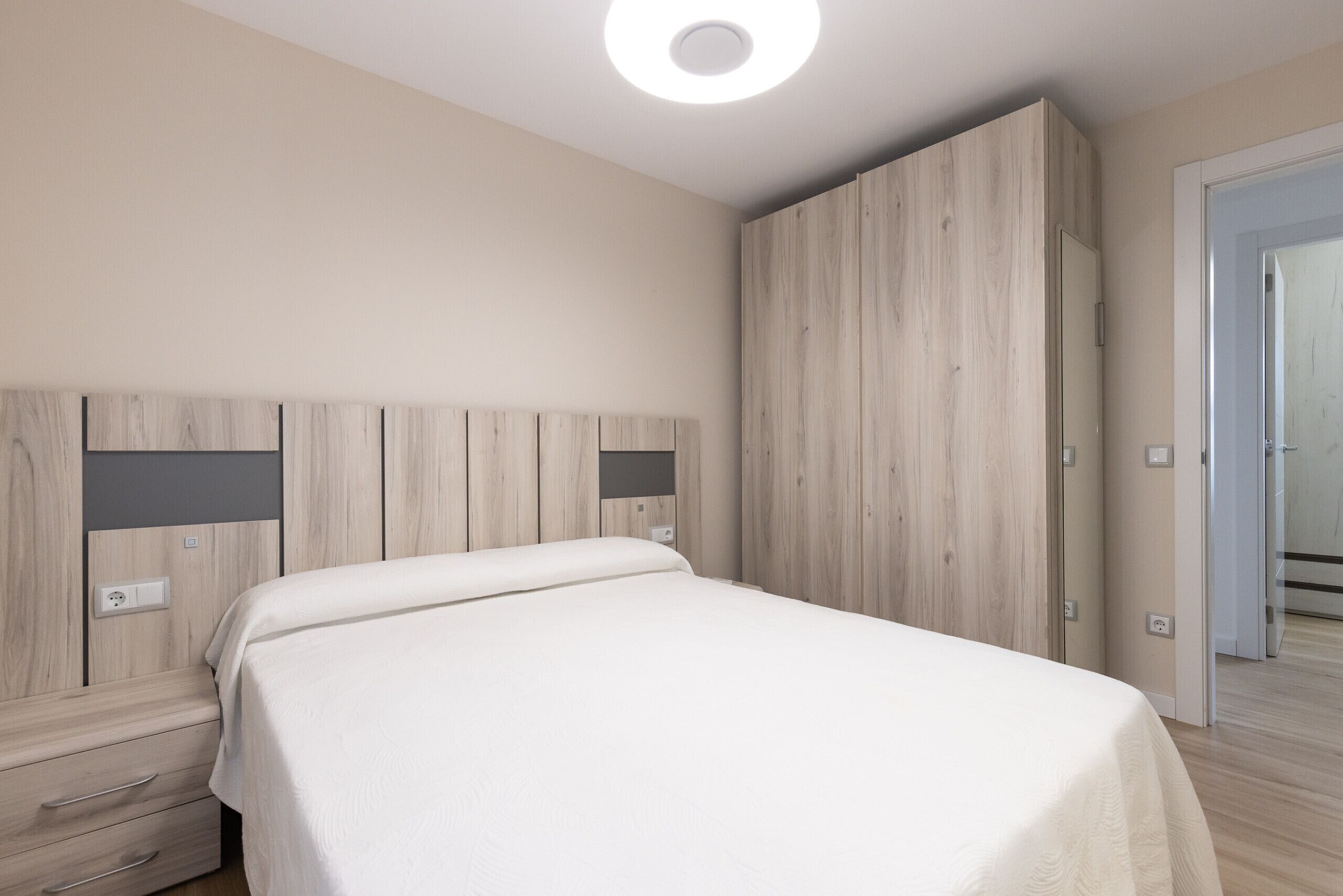 Een strijkplank/strijkijzer, gratis wifi, beddengoed