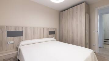 Een strijkplank/strijkijzer, gratis wifi, beddengoed