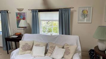 Apartment, 2 Bedrooms | Living area