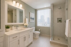 Classic Room | Bathroom - Cambrion Hotel (Toronto)