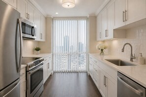 Classic Room | Private kitchen - Cambrion Hotel (Toronto)