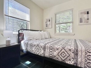 4 bedrooms, desk, iron/ironing board, WiFi - Comfy 4BR Home on the Quietside [KelleyTown House] (Tremont)