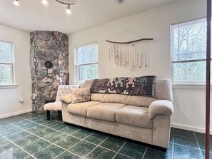 TV - Comfy 4BR Home on the Quietside [KelleyTown House] (Tremont)