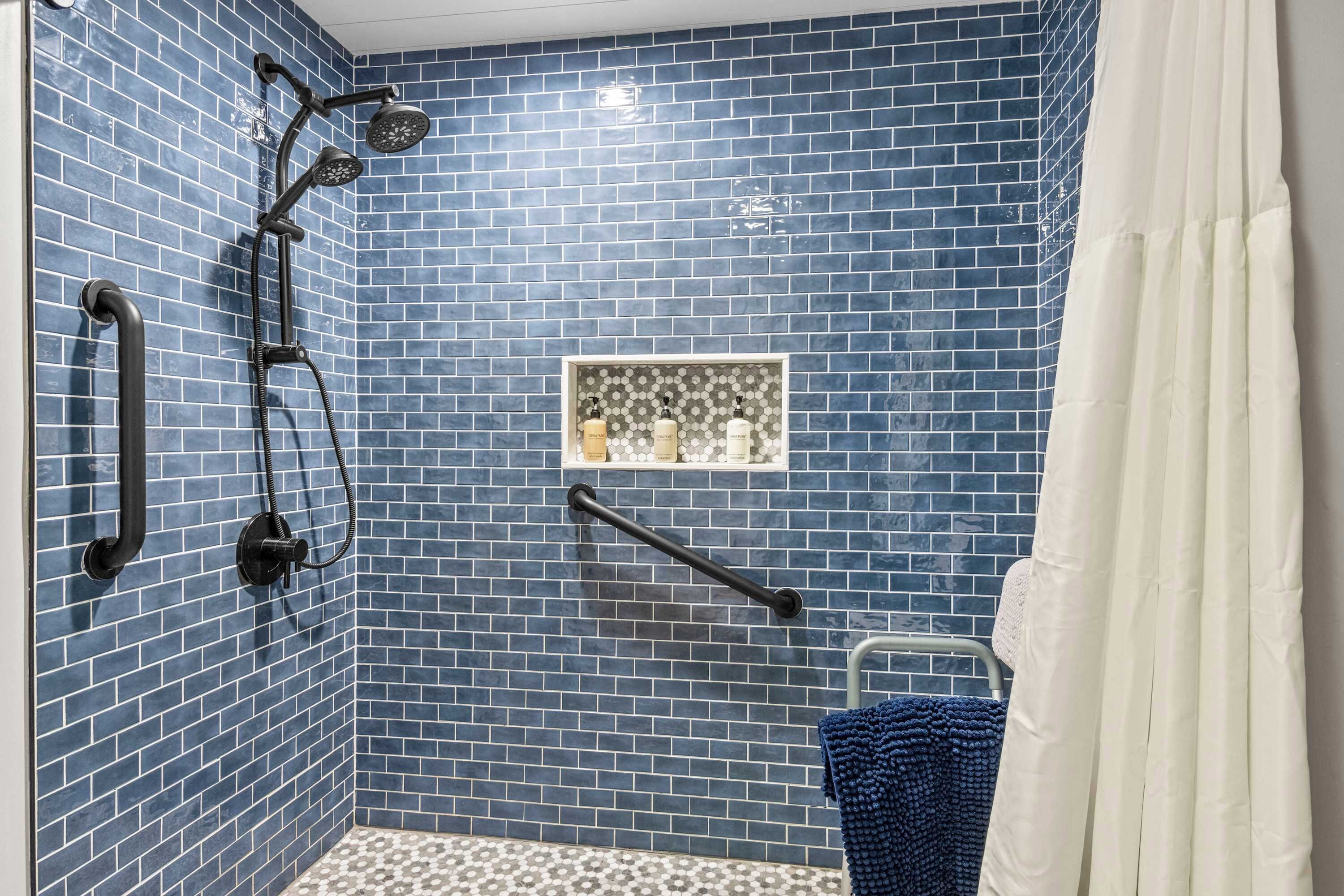Douche, sèche-cheveux, serviettes fournies, shampoing