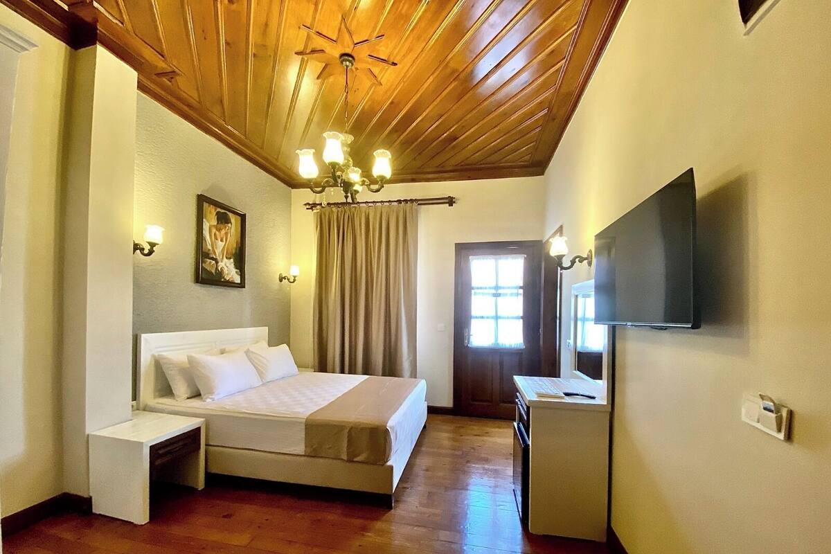 Deluxe Double or Twin Room, Balcony | In-room safe, soundproofing, free WiFi