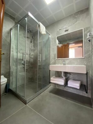 Shower, hair dryer, slippers, towels - Ulivo Hotel (Antalya)