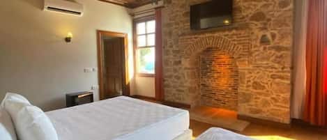 In-room safe, soundproofing, WiFi (free)