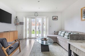 TV - Stylish 2BDR House w Parking Near Heathrow (Berkshire)
