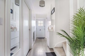 Interior - Stylish 2BDR House w Parking Near Heathrow (Berkshire)