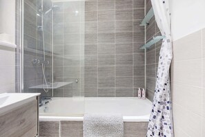 Shower, hair dryer, shampoo - Stylish 2BDR House w Parking Near Heathrow (Berkshire)