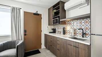 Basic Studio | Private kitchen | Fridge, microwave, cookware/dishes/utensils