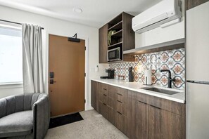 Basic Studio | Private kitchen | Fridge, microwave, cookware/dishes/utensils