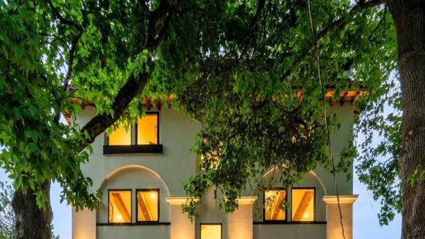 Un edificio moderno de dos pisos con techo plano, ventanas amplias y fachada de ladrillo.
